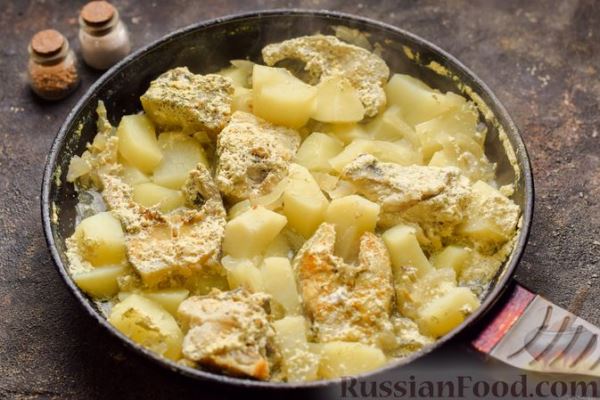Минтай, тушенный с картошкой в сметане