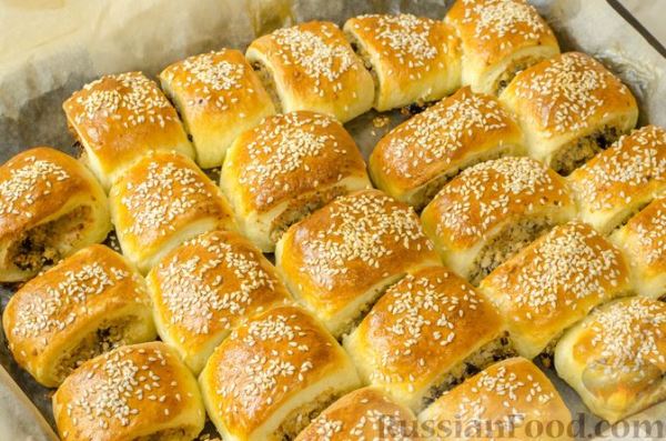 Дрожжевые пирожки-рулетики с мясом и черносливом