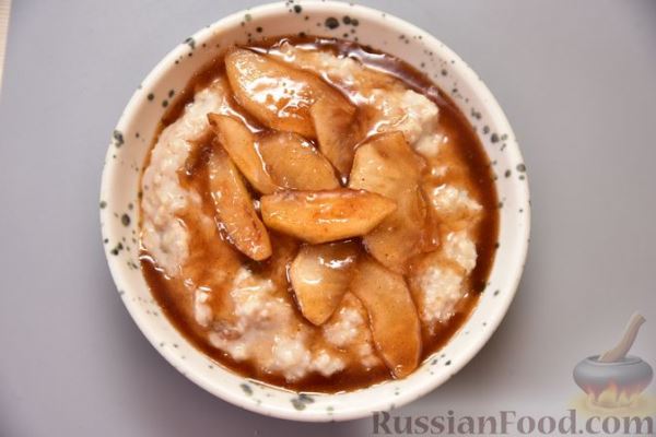 Овсянка на молоке, с изюмом, яблоками и корицей