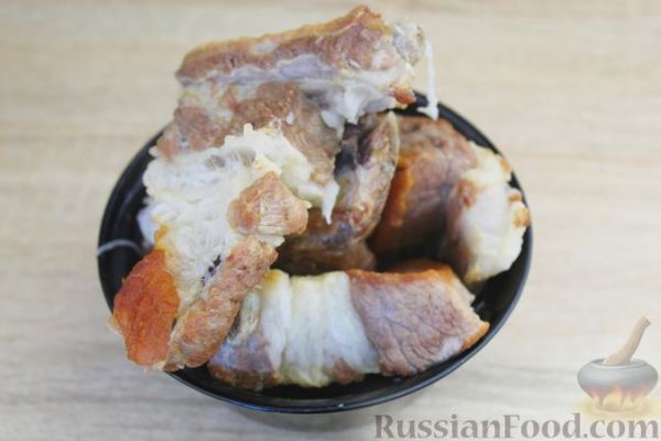 Красный борщ со свиными рёбрами, квашеной капустой и кукурузой