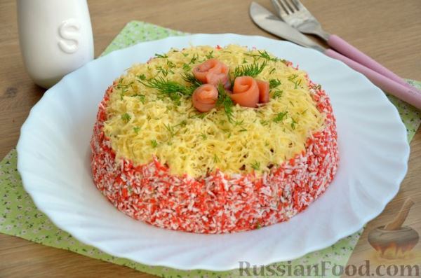 Слоёный салат с крабовыми палочками, красной рыбой, авокадо и сыром