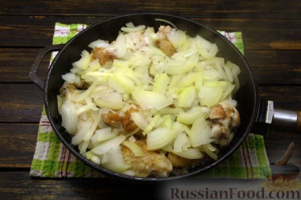 Куриные крылышки, тушенные с луком  и сметаной