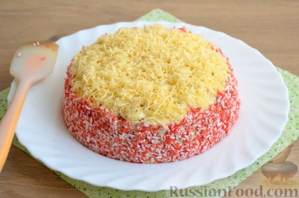 Слоёный салат с крабовыми палочками, красной рыбой, авокадо и сыром