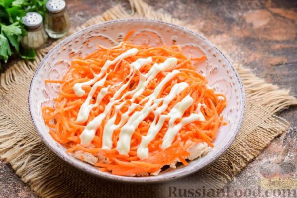 Слоёный салат с курицей, морковью по-корейски, солёными огурцами, сыром и кукурузой