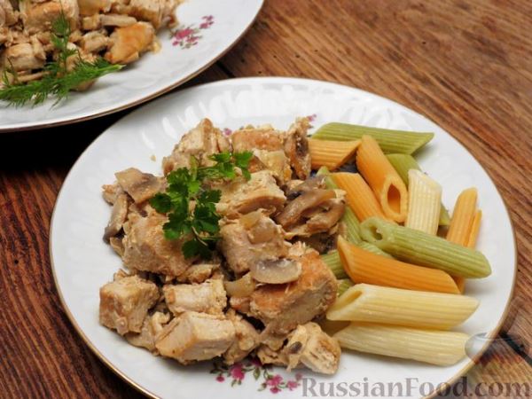 Индейка, тушенная с грибами и сметаной