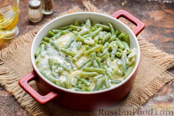 Минтай, запечённый со стручковой фасолью, в сметанно-молочной заливке с майонезом