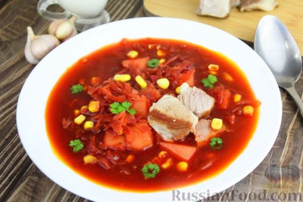 Красный борщ со свиными рёбрами, квашеной капустой и кукурузой