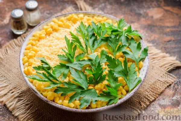 Слоёный салат с курицей, морковью по-корейски, солёными огурцами, сыром и кукурузой