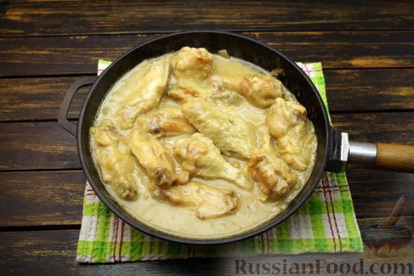 Куриные крылышки, тушенные с луком  и сметаной
