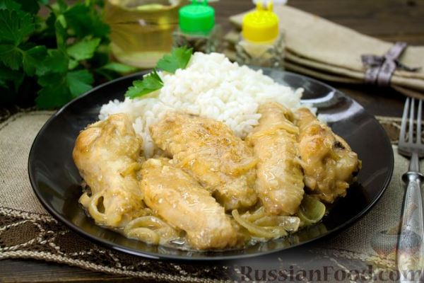 Куриные крылышки, тушенные с луком  и сметаной