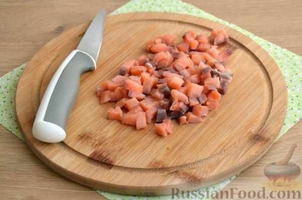 Слоёный салат с крабовыми палочками, красной рыбой, авокадо и сыром