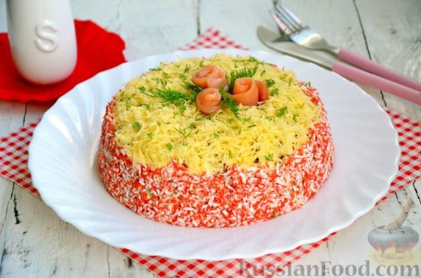 Слоёный салат с крабовыми палочками, красной рыбой, авокадо и сыром