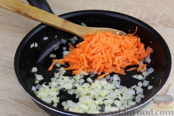 Красный борщ со свиными рёбрами, квашеной капустой и кукурузой