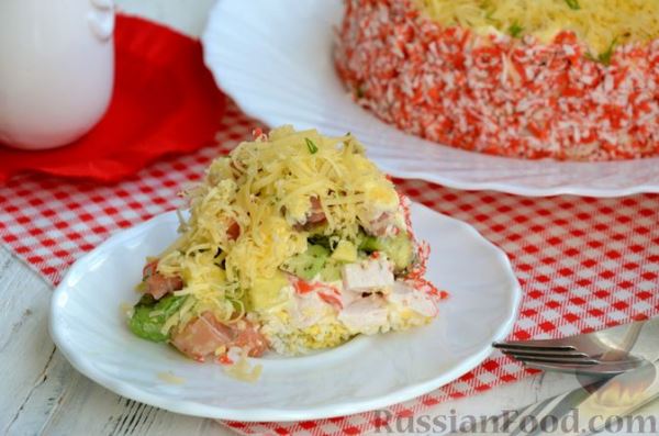 Слоёный салат с крабовыми палочками, красной рыбой, авокадо и сыром