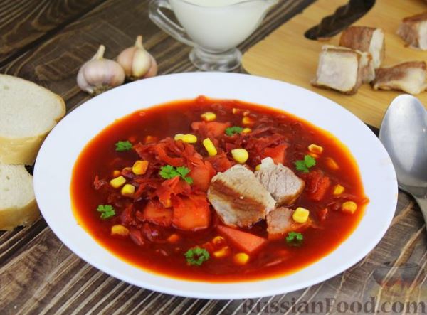 Красный борщ со свиными рёбрами, квашеной капустой и кукурузой