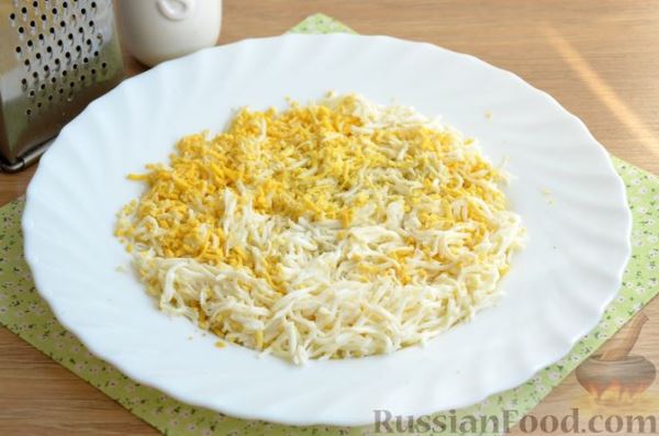 Слоёный салат с крабовыми палочками, красной рыбой, авокадо и сыром