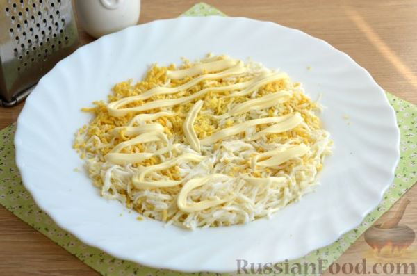 Слоёный салат с крабовыми палочками, красной рыбой, авокадо и сыром