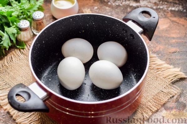 Слоёный салат с курицей, морковью по-корейски, солёными огурцами, сыром и кукурузой