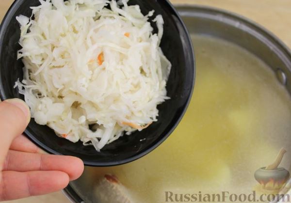 Красный борщ со свиными рёбрами, квашеной капустой и кукурузой