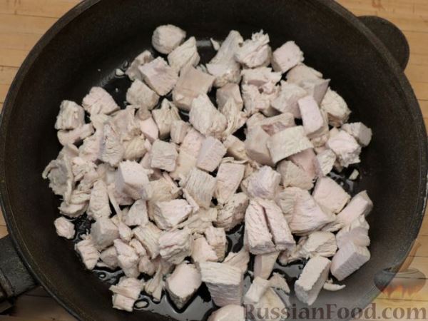Индейка, тушенная с грибами и сметаной