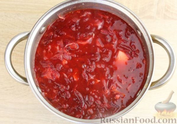 Красный борщ со свиными рёбрами, квашеной капустой и кукурузой