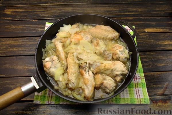 Куриные крылышки, тушенные с луком  и сметаной