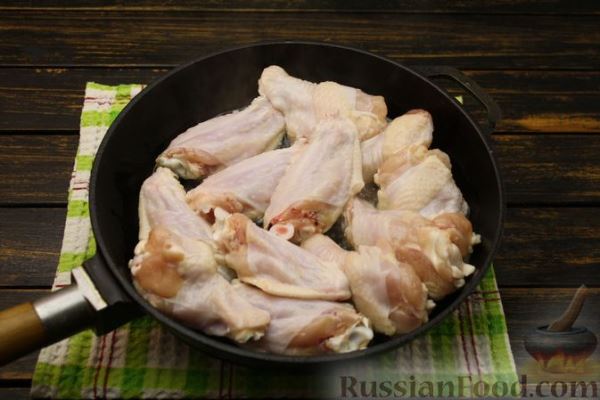 Куриные крылышки, тушенные с луком  и сметаной