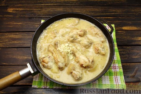 Куриные крылышки, тушенные с луком  и сметаной