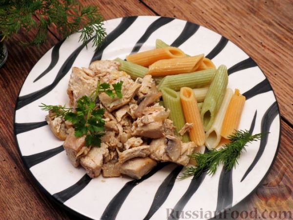 Индейка, тушенная с грибами и сметаной