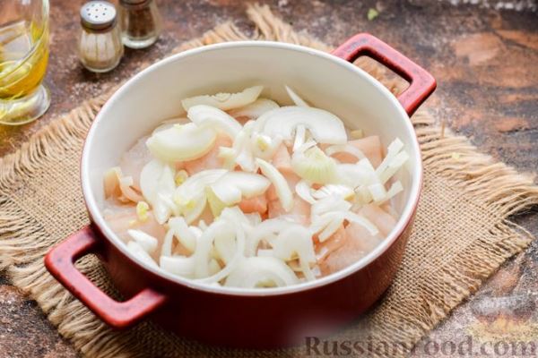 Минтай, запечённый со стручковой фасолью, в сметанно-молочной заливке с майонезом