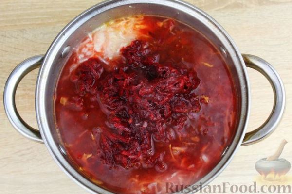 Красный борщ со свиными рёбрами, квашеной капустой и кукурузой