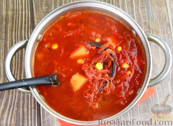 Красный борщ со свиными рёбрами, квашеной капустой и кукурузой