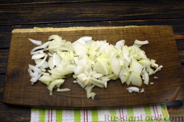 Куриные крылышки, тушенные с луком  и сметаной