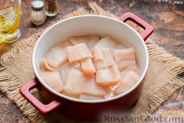 Минтай, запечённый со стручковой фасолью, в сметанно-молочной заливке с майонезом