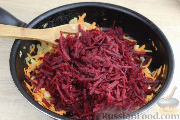 Красный борщ со свиными рёбрами, квашеной капустой и кукурузой