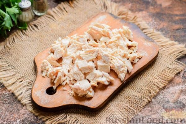 Слоёный салат с курицей, морковью по-корейски, солёными огурцами, сыром и кукурузой
