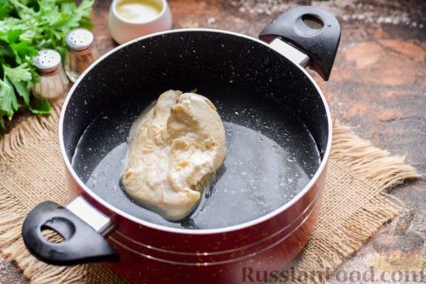 Слоёный салат с курицей, морковью по-корейски, солёными огурцами, сыром и кукурузой