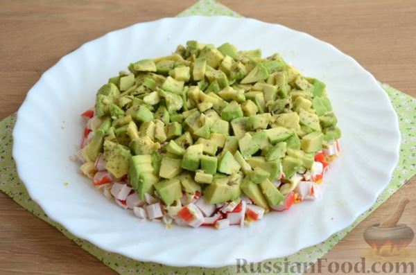Слоёный салат с крабовыми палочками, красной рыбой, авокадо и сыром