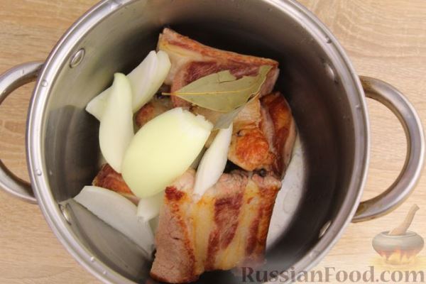 Красный борщ со свиными рёбрами, квашеной капустой и кукурузой