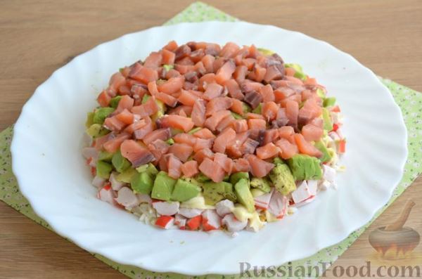 Слоёный салат с крабовыми палочками, красной рыбой, авокадо и сыром