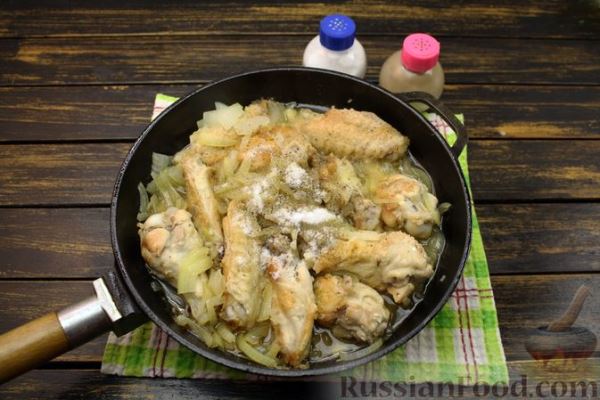 Куриные крылышки, тушенные с луком  и сметаной