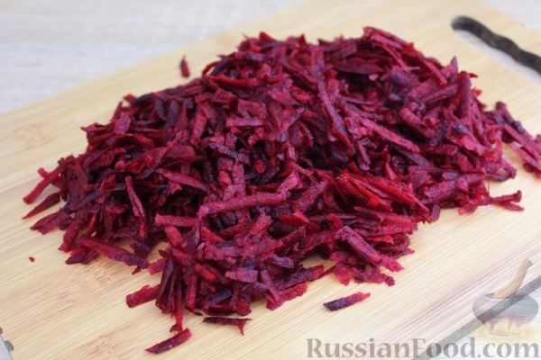 Красный борщ со свиными рёбрами, квашеной капустой и кукурузой