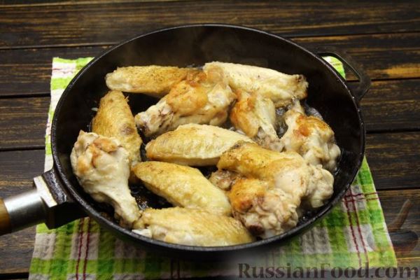 Куриные крылышки, тушенные с луком  и сметаной
