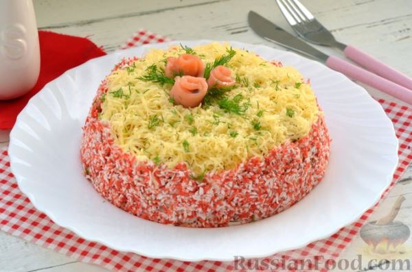 Слоёный салат с крабовыми палочками, красной рыбой, авокадо и сыром