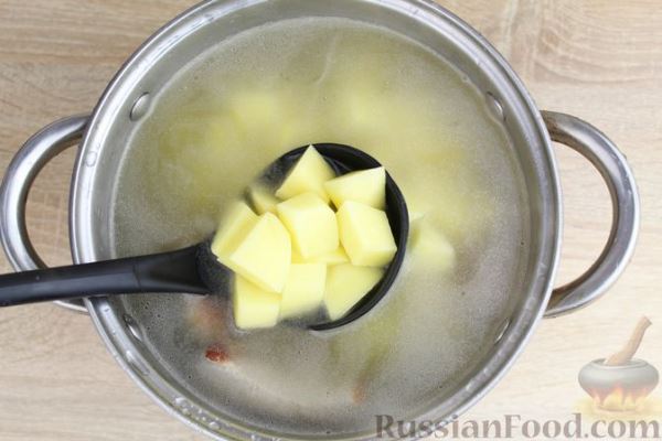 Красный борщ со свиными рёбрами, квашеной капустой и кукурузой