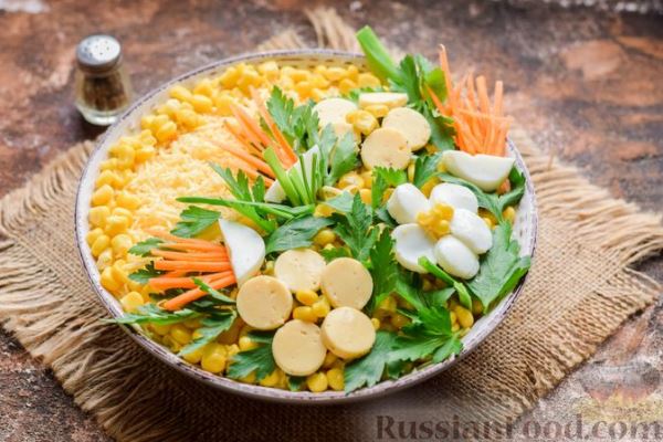 Слоёный салат с курицей, морковью по-корейски, солёными огурцами, сыром и кукурузой