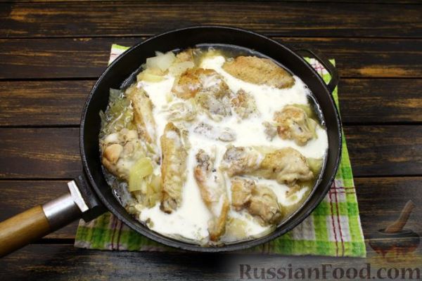Куриные крылышки, тушенные с луком  и сметаной