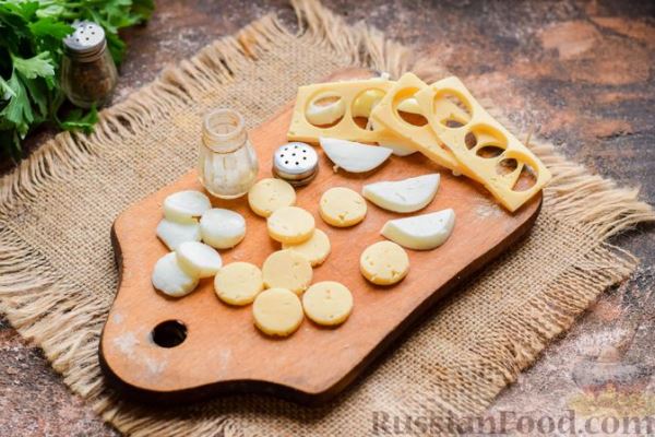 Слоёный салат с курицей, морковью по-корейски, солёными огурцами, сыром и кукурузой