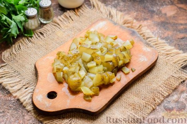 Слоёный салат с курицей, морковью по-корейски, солёными огурцами, сыром и кукурузой