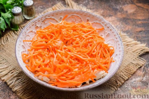 Слоёный салат с курицей, морковью по-корейски, солёными огурцами, сыром и кукурузой